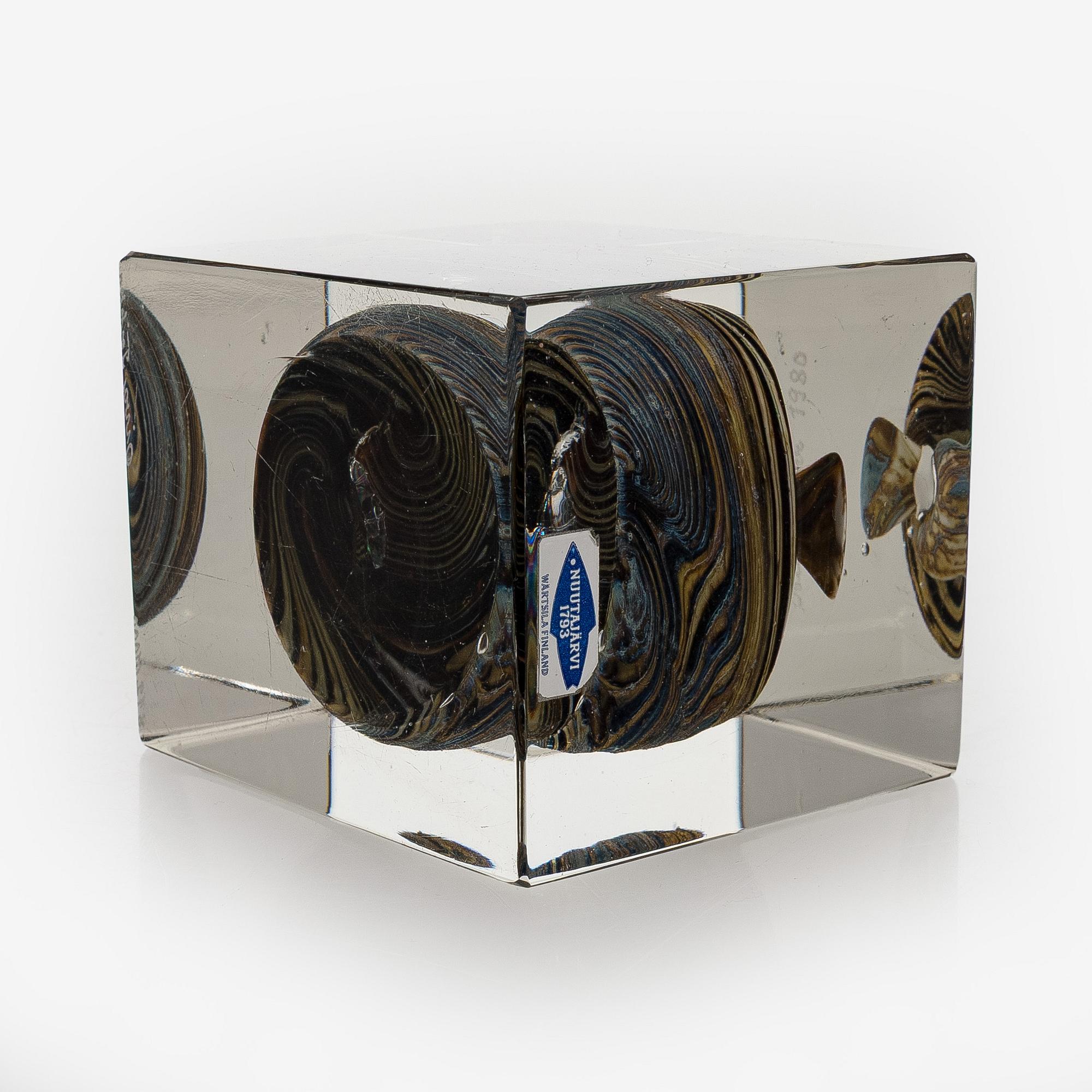 Oiva Toikka, an annual glass cube, signed Oiva Toikka Nuutajärvi 1980 and numbered 872/1000.