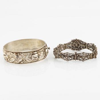 Armring samt armband, dekor av filigran, silver.