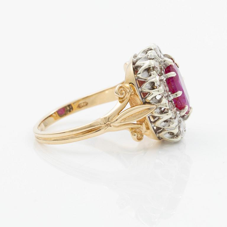 Ring, carmosé 9K gold with an oval-cut ruby and round brilliant-cut diamonds. Accompanied by a report from GCS.