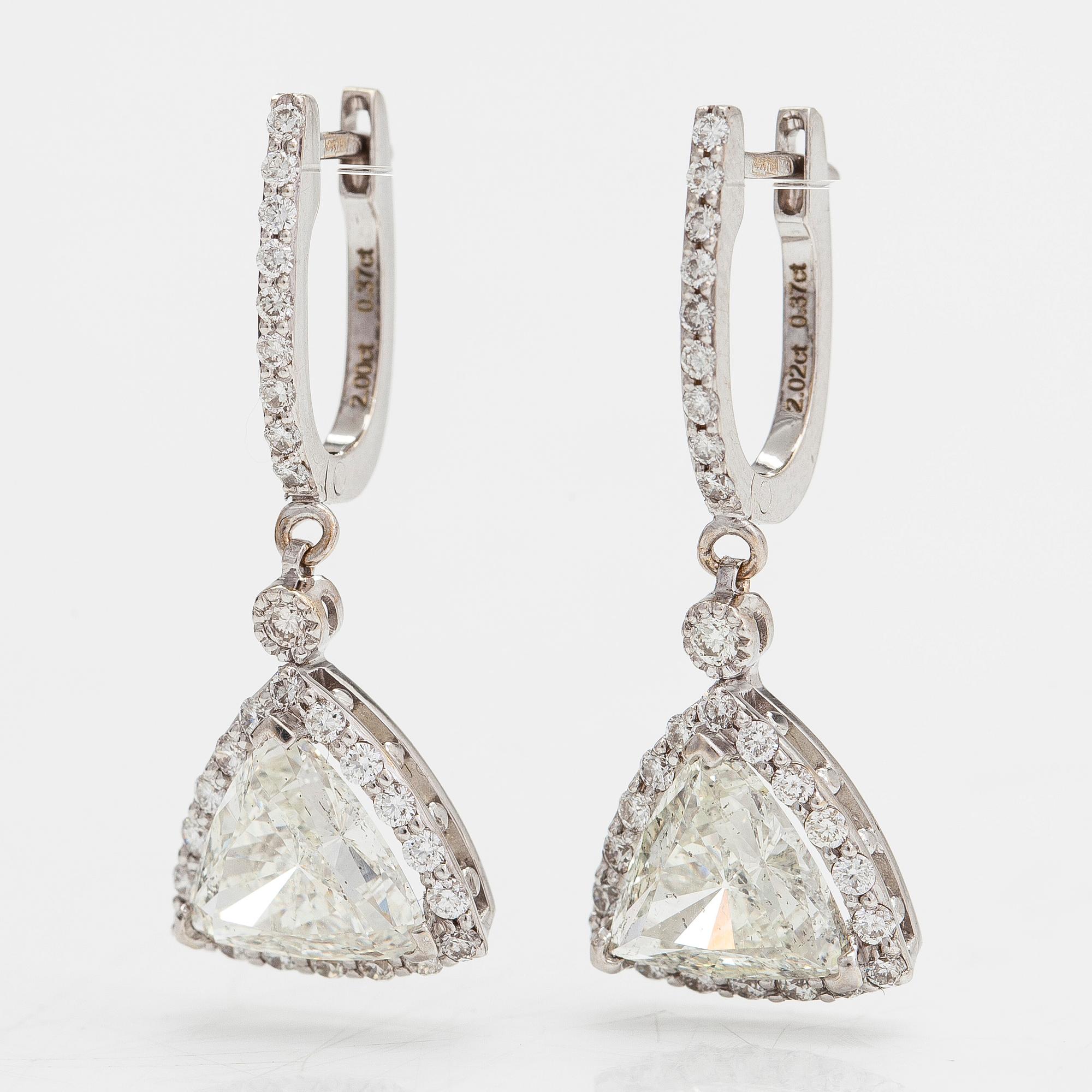 A pair of 18K white gold earrings with diamonds ca. 4.76 ct in total.