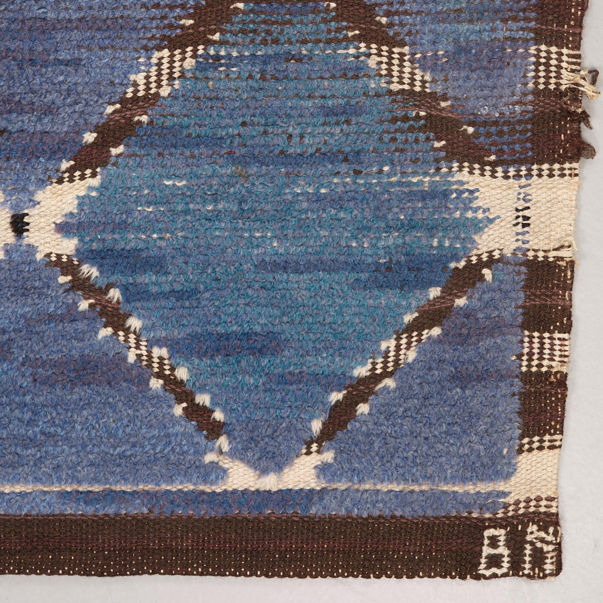 CARPET. "Snedrutan, blå". Knotted pile in relief. 306 x 200,5 cm. Signed AB MMF BN.