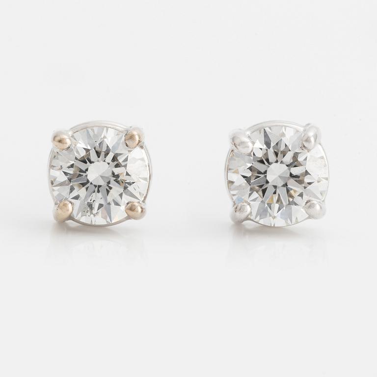 Örhängen med briljantslipade diamanter, medföljande GIA dossier.