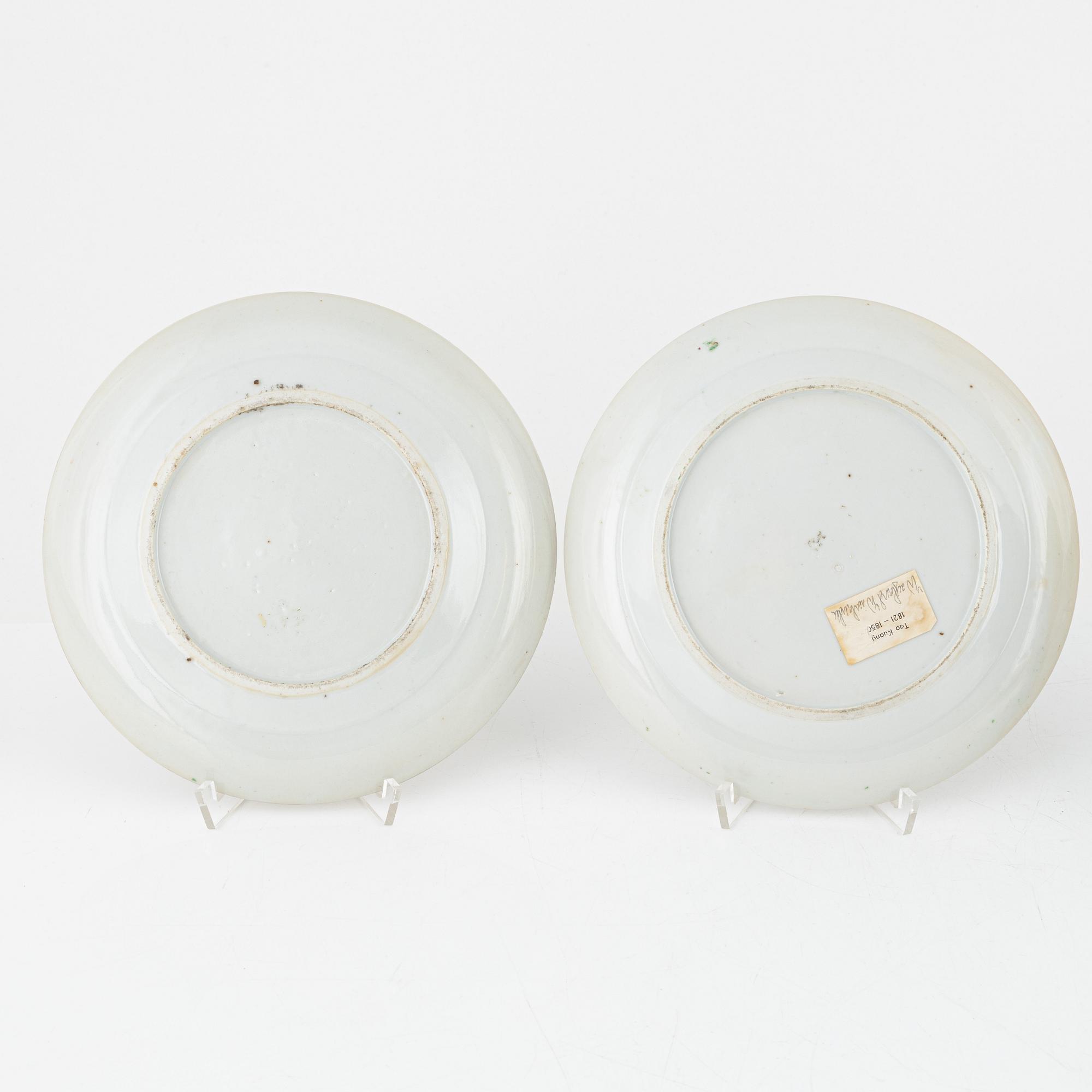 Tallrikar, 5 st, samt en vas, porslin, Kanton, Kina, 1800-talets andra hälft.