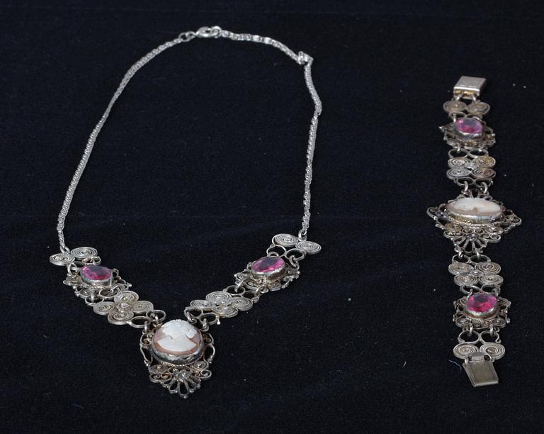 HALSBAND samt ARMBAND, vitmetall, stenar och camé.