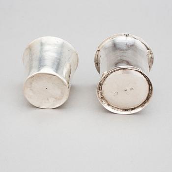 BÄGARE, 2 st, silver, 1700-1800-tal. Ca 46 gram.