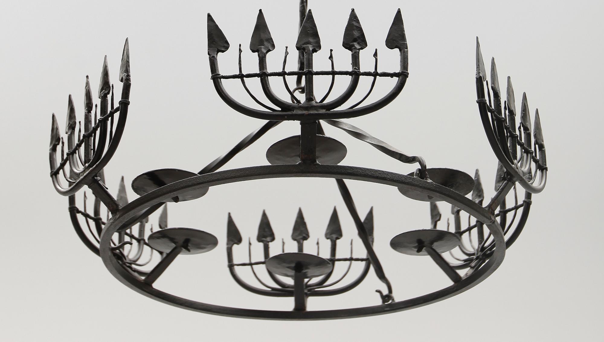 TAKKRONA OCH LAMPETTER 1 PAR, smide, av juster, 1800-/1900-tal. Takkronans diameter 55 cm.