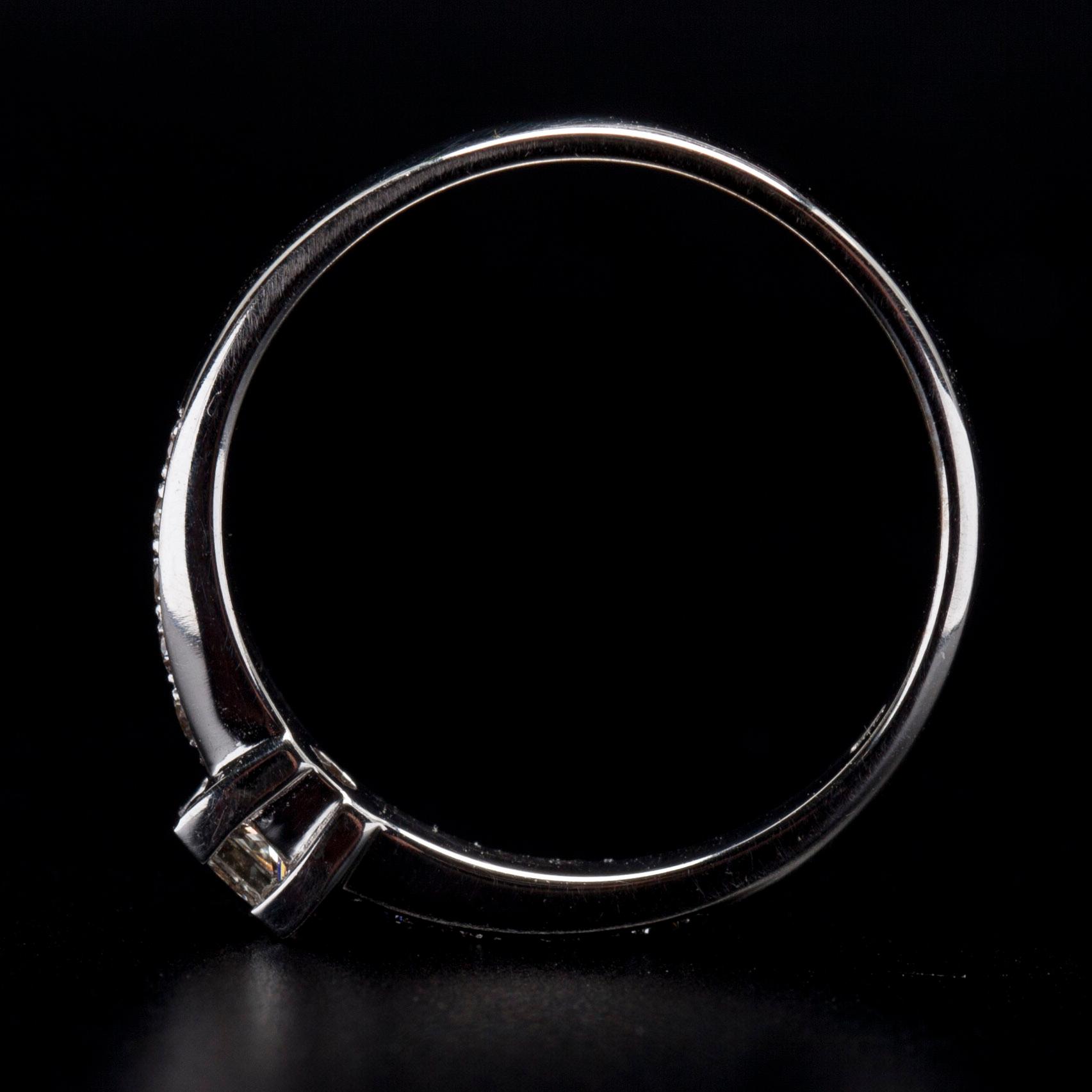 RING, vitguld 14K, mittsten princesslipad diamant 0,19 ct, sidostenar tot. 0,15 ct. Vikt 2,9 g.