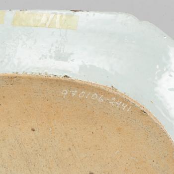 A blue and white export porcelain serving dish, Qing dynasty, Qianlong (1736-95).