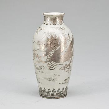 VAS, porslin, Kina, 1900-talets början.