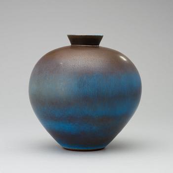 A Berndt Friberg stoneware jar, Gustavsberg Studio 1976.