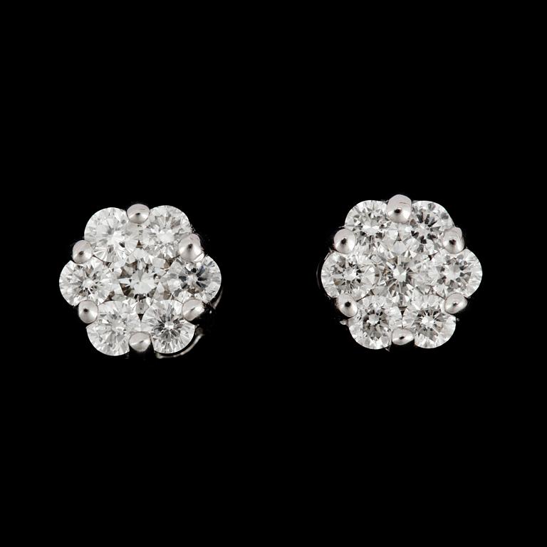 ÖRHÄNGEN, ett par, vitguld 18k, diamanter, totalt ca 0.64 ct. Vikt tot ca 1,5 gram.
