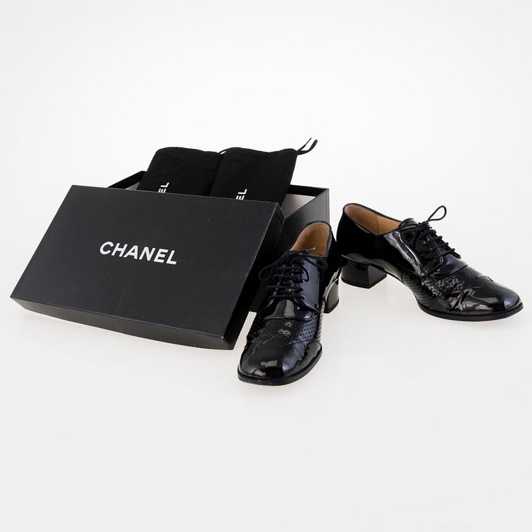 CHANEL Black Patent Leather Brogue Lace-up shoes in size 39.