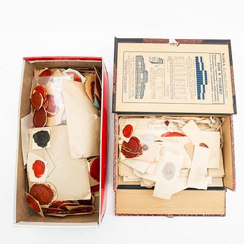 Större samling lacksigill, samt några oblater m m, 1700 - 1800-tal.