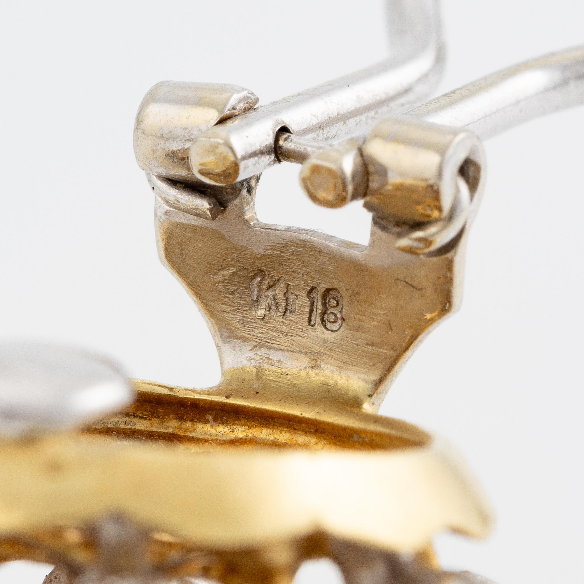 Ett par örhängen 18K guld i två färger.