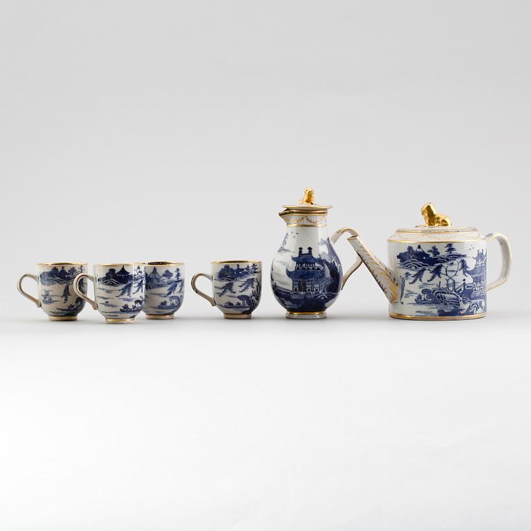 TEKANNA, TILLBRINGARE SAMT KOPPAR, 4 st, porslin, Kina, Qianlong 1736-1795.
