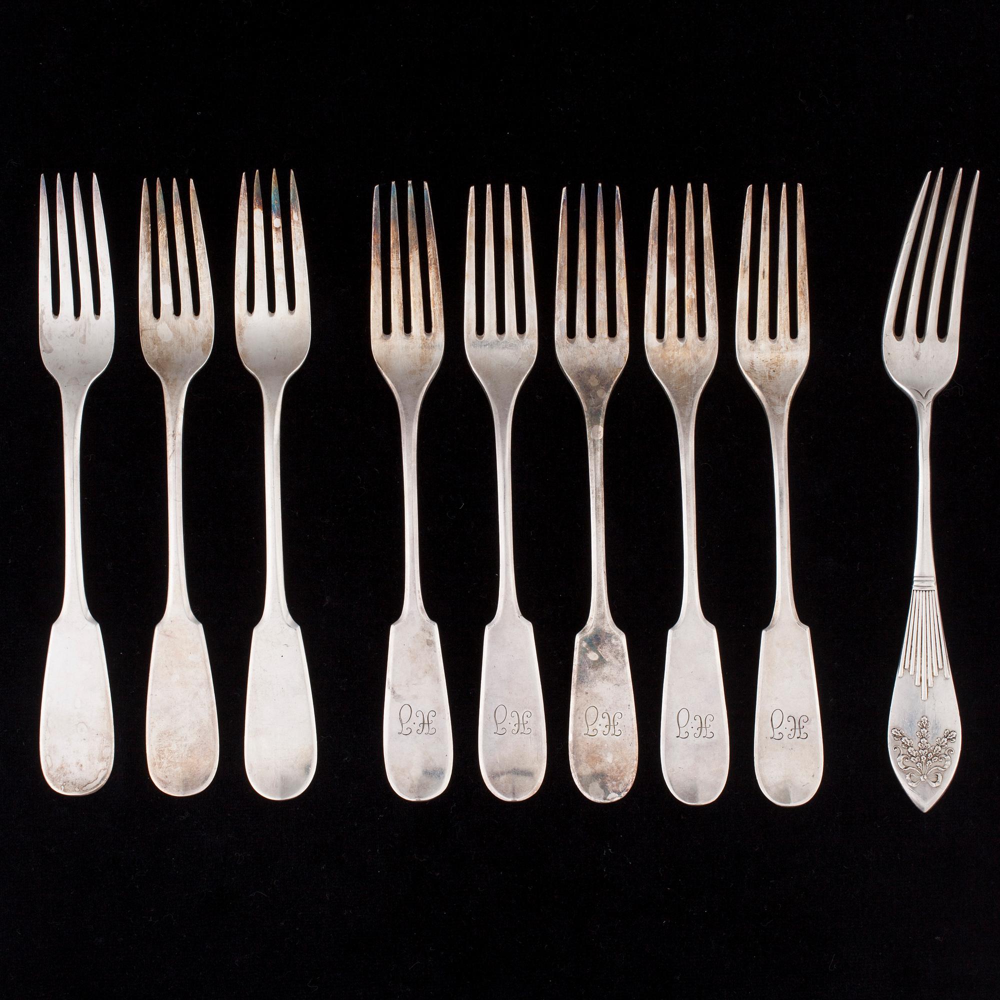 BESTICK, 35 delar, silver och nysilver, engelska, finska, ryska stämplar, 1845-1900-talets mitt. Total silvervikt 465 g.