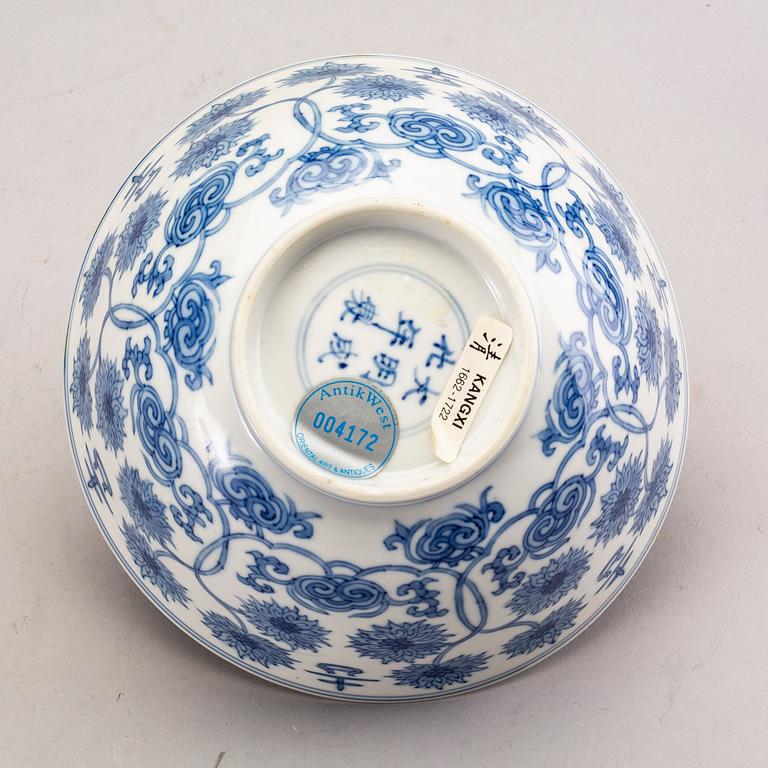 A blue and white lotus bowl, Qing dynasty, Kangxi (1662-1722).