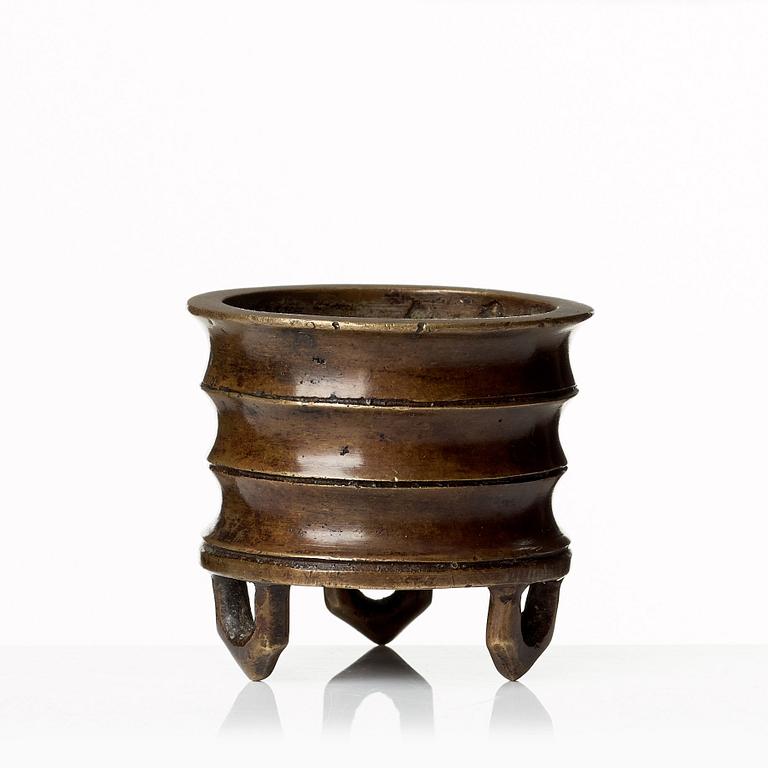 A bamboo shaped tripod censer, Qing dynasty.