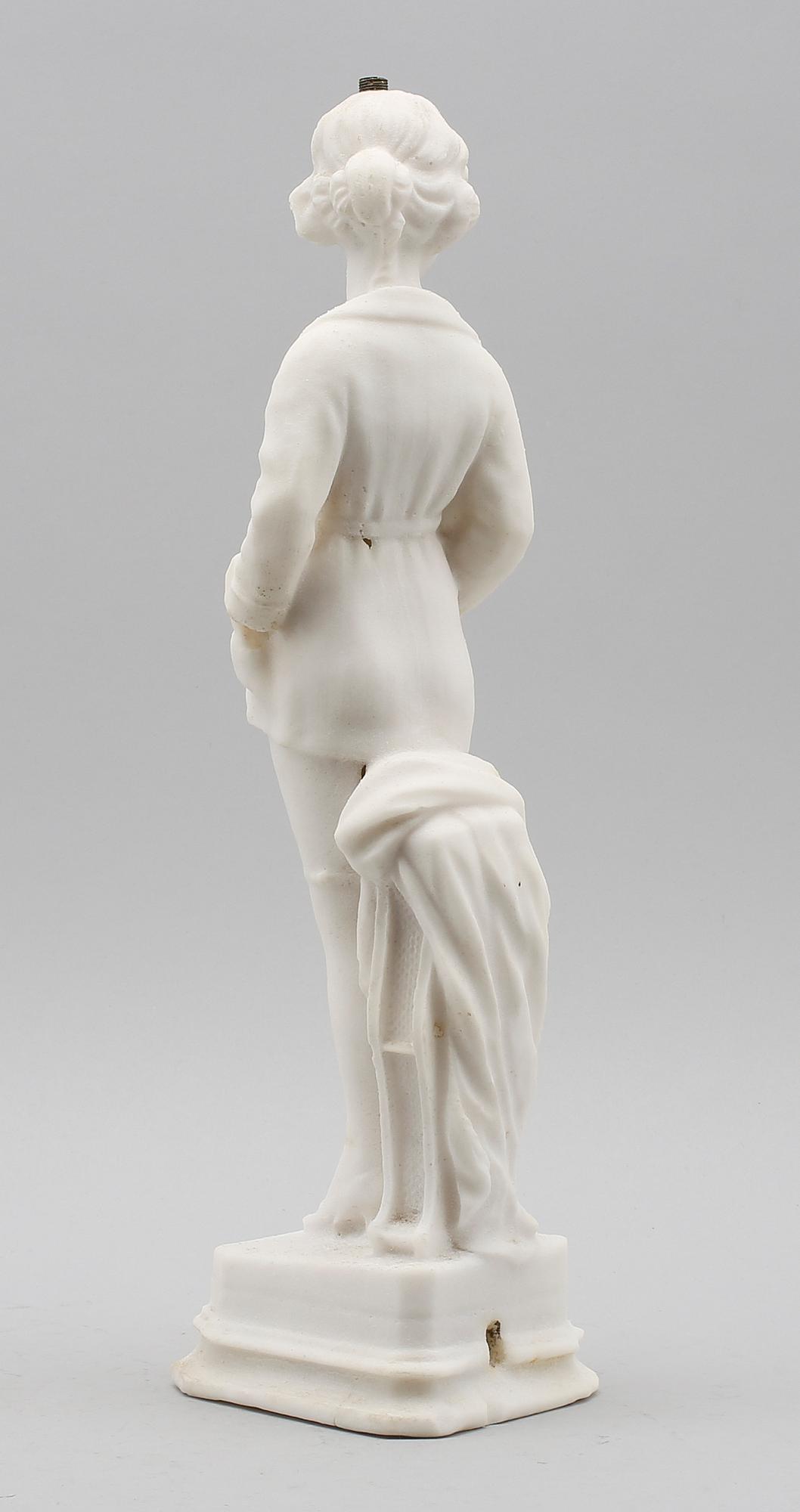 SKULPTUR/BORDSLAMPFOT, sandsten, 1900-talets första hälft.