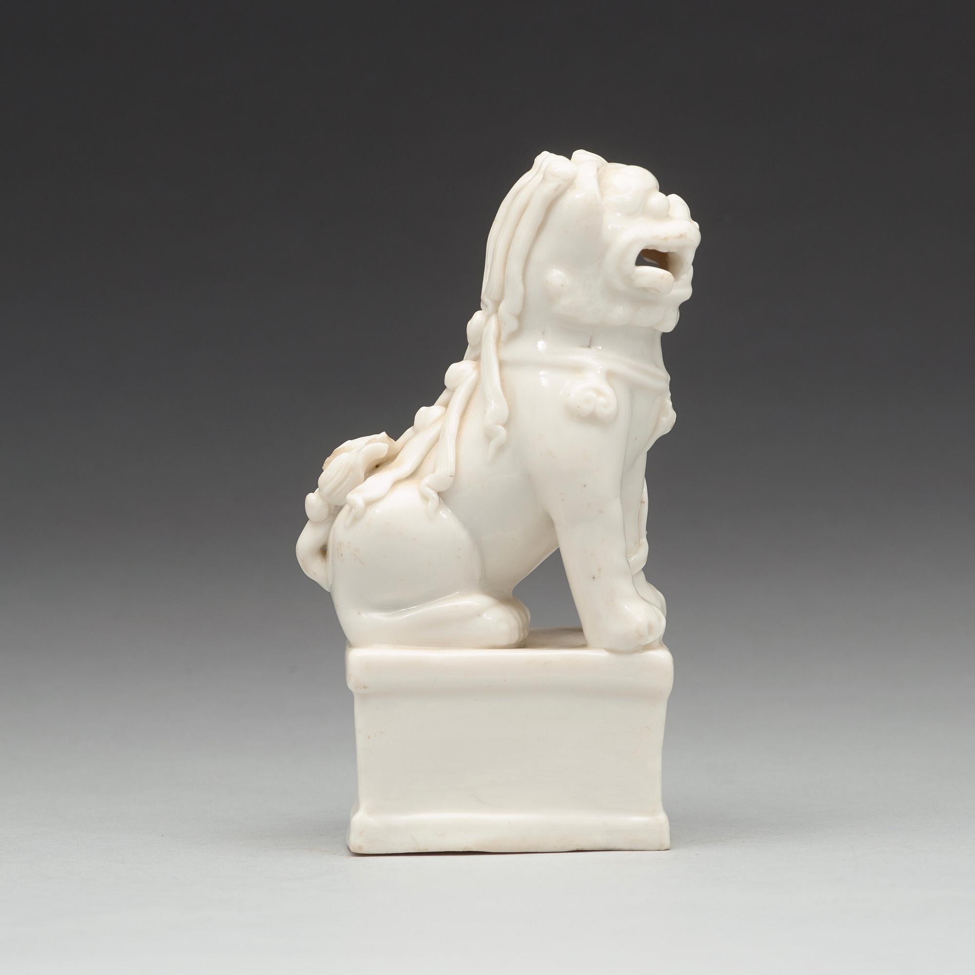 RÖKELSEHÅLLARE, blanc de chine. Qingdynastin, Kangxi (1662-1722).