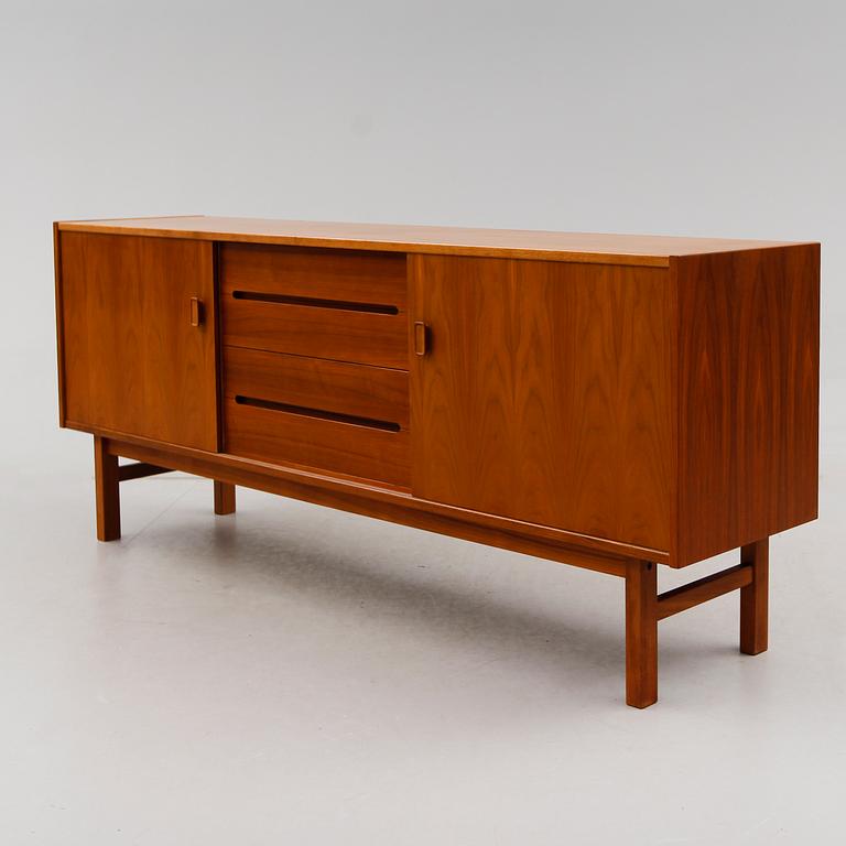 SIDEBOARD, "Arild", Nils Jonsson för Troeds, Bjärnum, 1900-talets andra hälft.