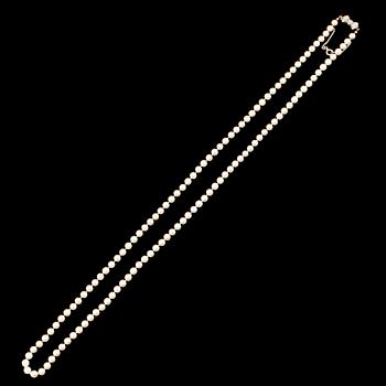 PÄRLCOLLIER, odlade pärlor med silverlås.