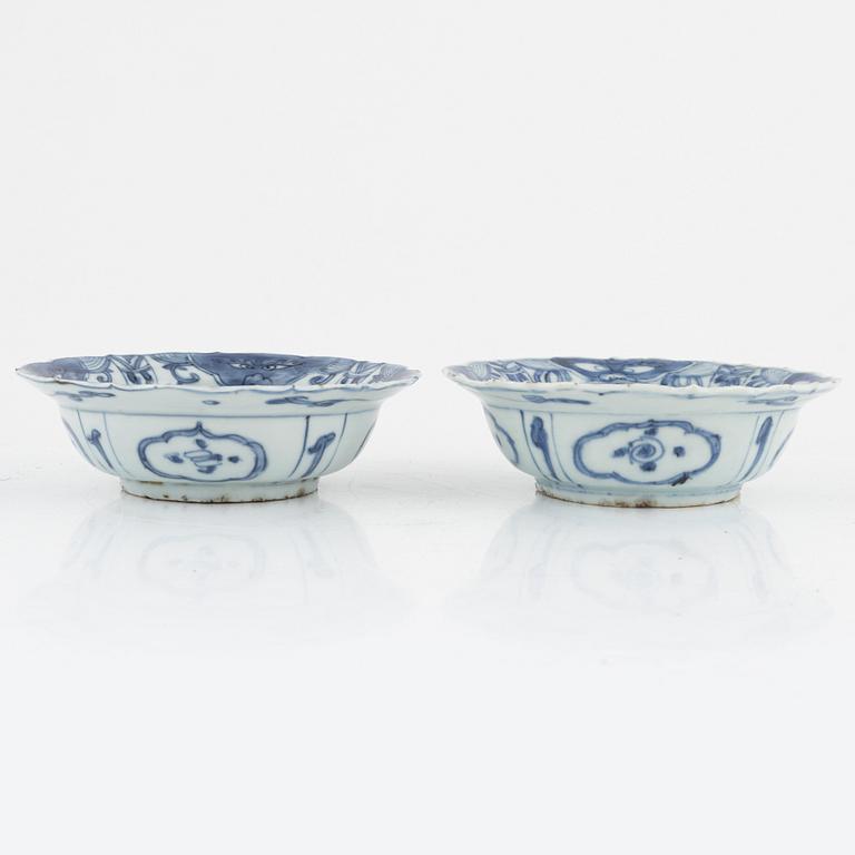 Six blue and white porcelain plate and two small bowl, Ming dynasty, Wanli (1572-1620).