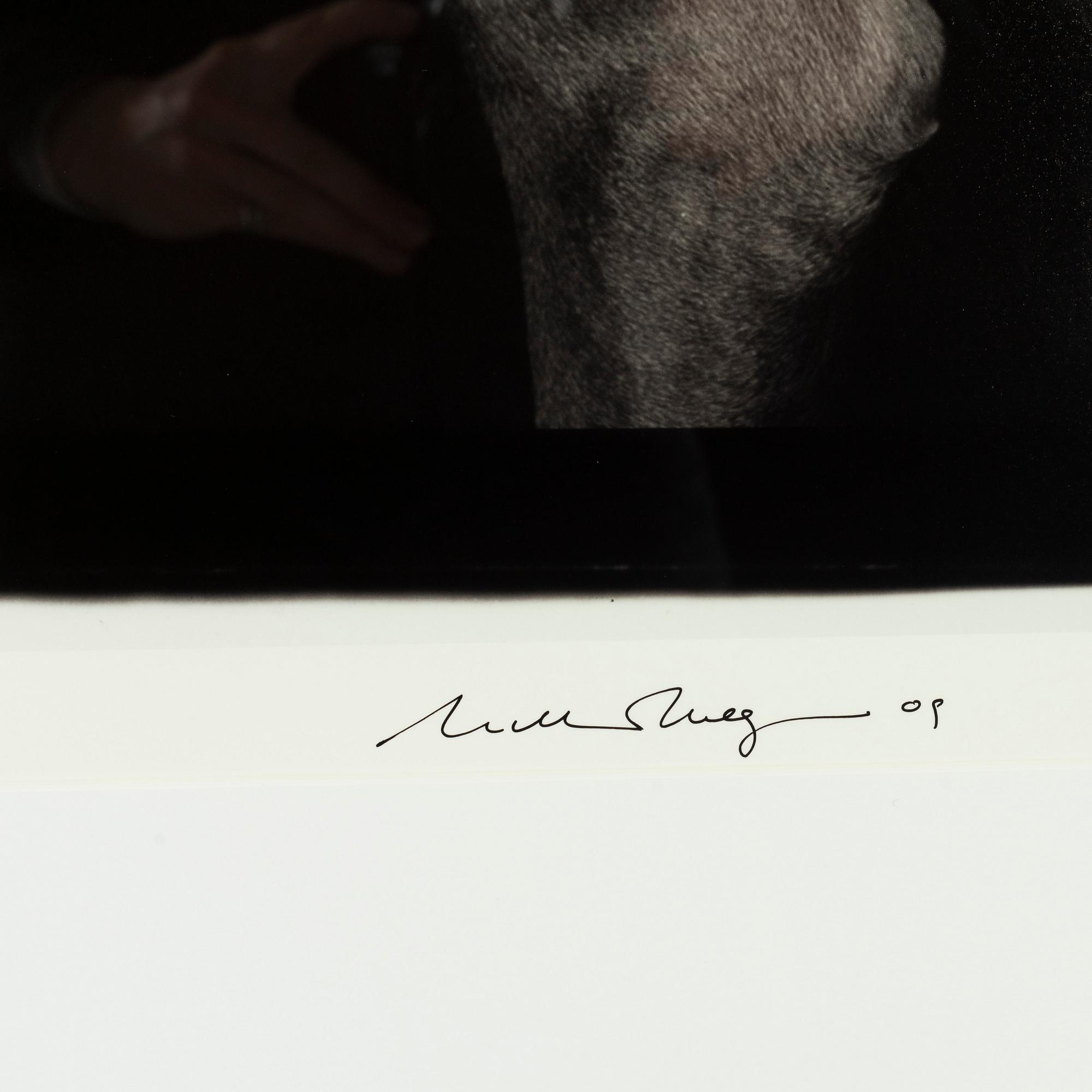 William Wegman, archival pigment print, 2009, signerat. Numrerat 257/1500 a tergo.