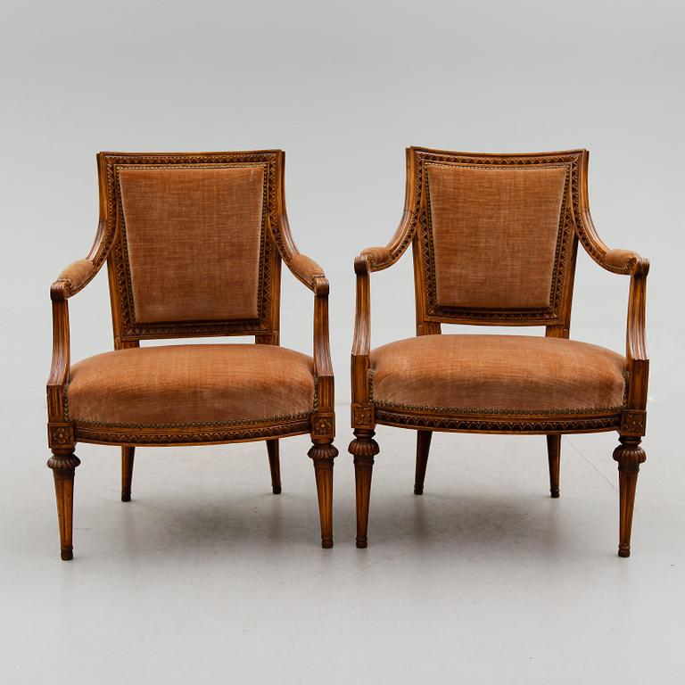 KARMSTOLAR, 2 st snarlika, gustavianska, 1700-talets andra hälft.