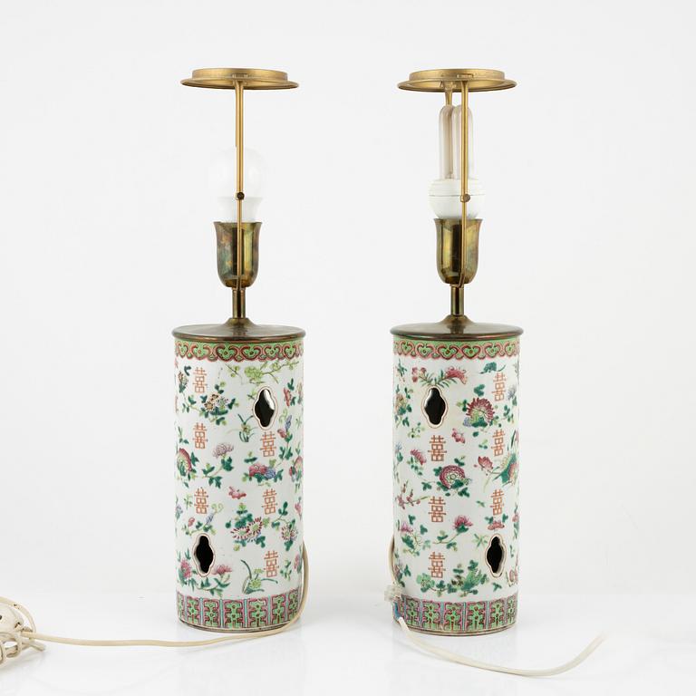 Bordslampor/perukstockar, ett par, porslin, Kina, om kring år 1900.