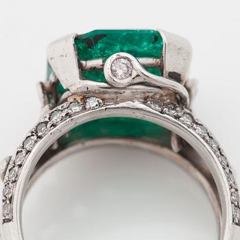 RING, Mandelstam 'Ice Age', med åttkantig smaragd 6.50 ct med briljantslipade diamanter.