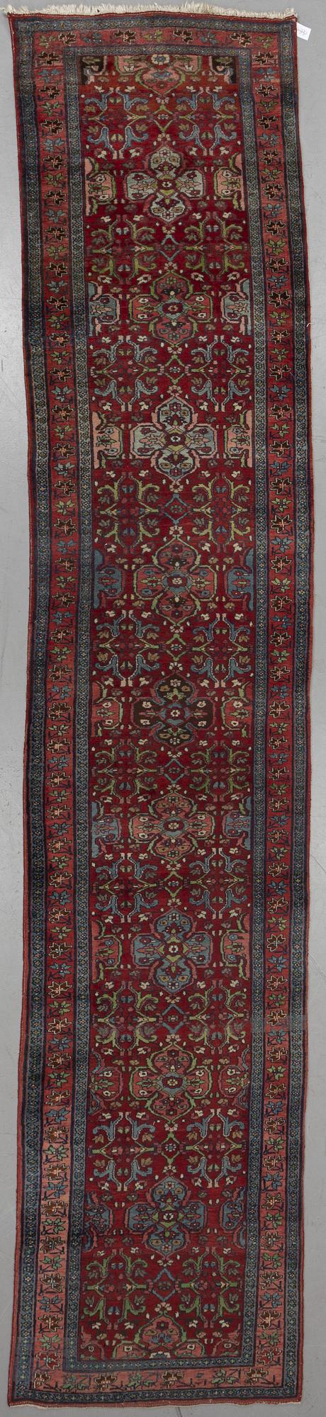 A runner, semi-antique Bidjar, 555 x 112 cm.