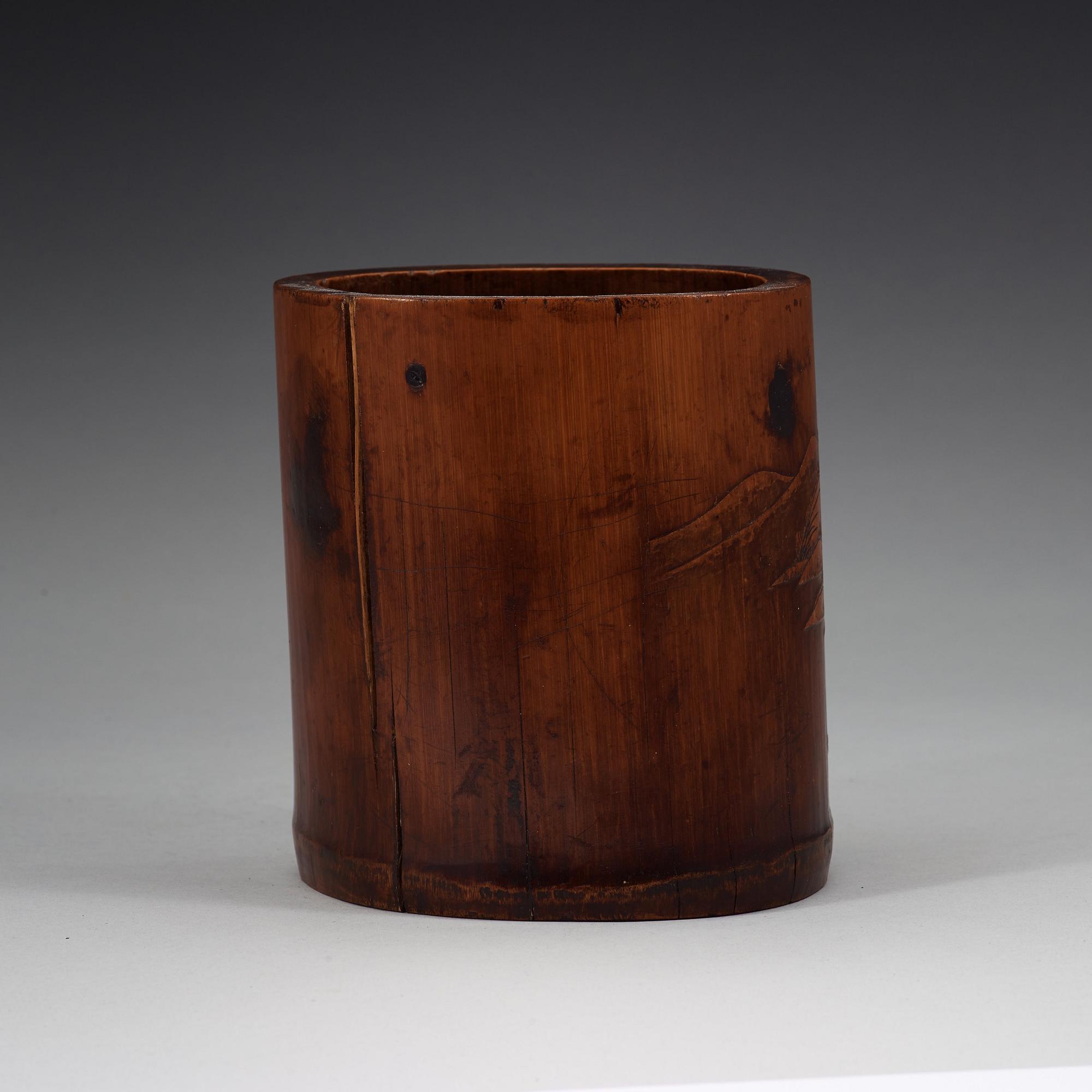 PENSELMUGG, bambu. Skuren dekor, tidigt 1900-tal.