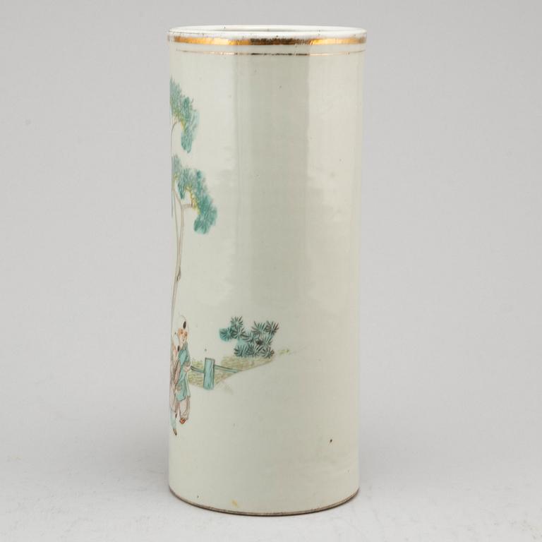 A Chinese famille rose hat stand, 20th century.