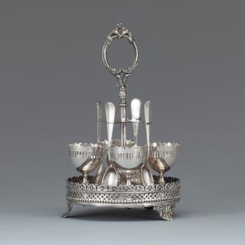 ÄGGKOPPSTÄLL med SKEDAR, vitmetall, Ryssland, omkring 1900.