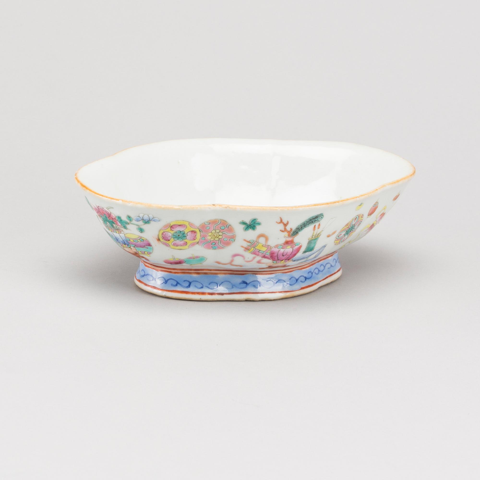 A CHINESE PORCELIAN BOWL, late Qing dynasty, circa 1900.