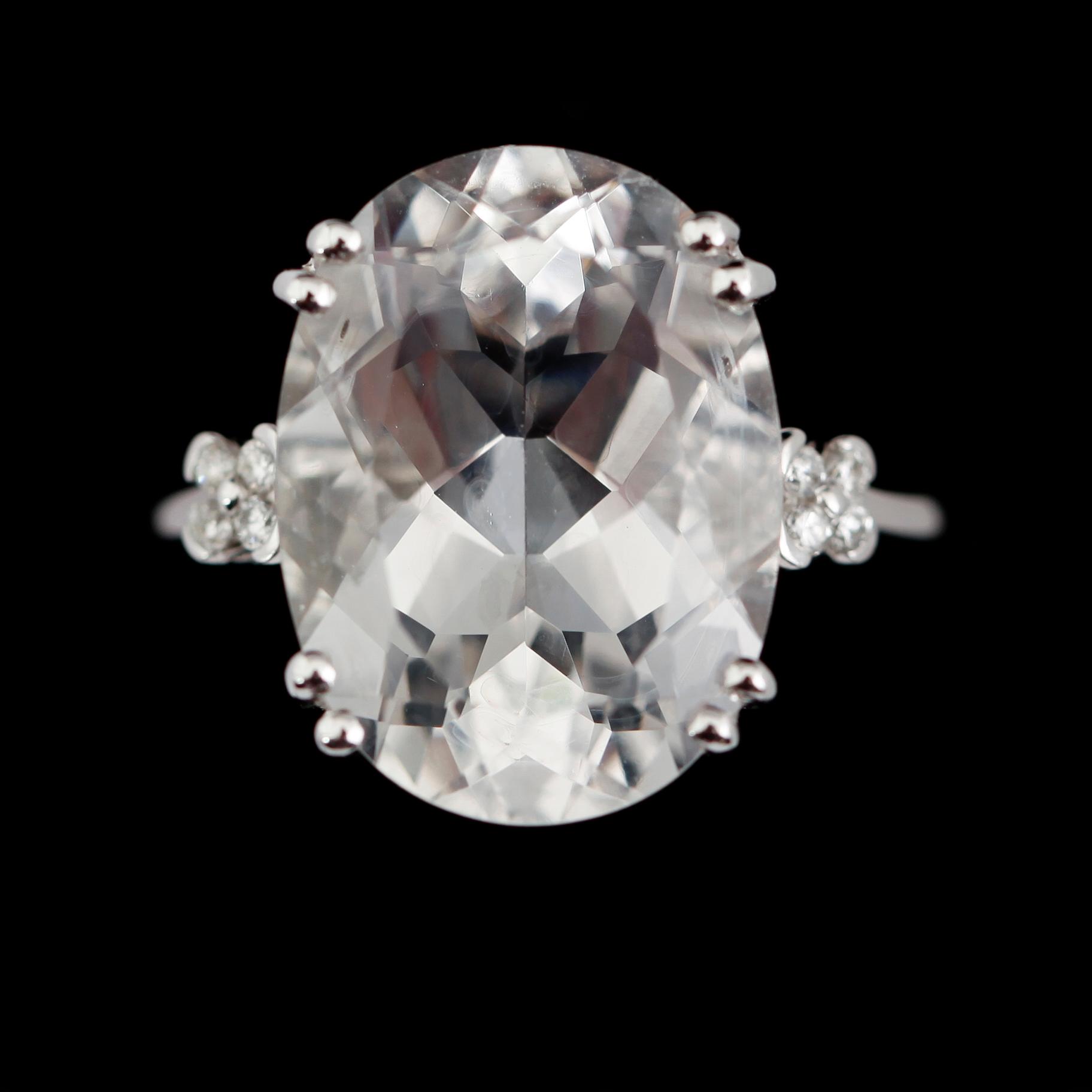 RING, 14 k vitguld, oval fasettslipad kvarts och 10 briljantslipade diamanter totalt ca 0.05 ct.