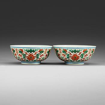 1650. A pair of enameled bowls, Qing dynasty, 19th Century with Jiaqing seal mark.