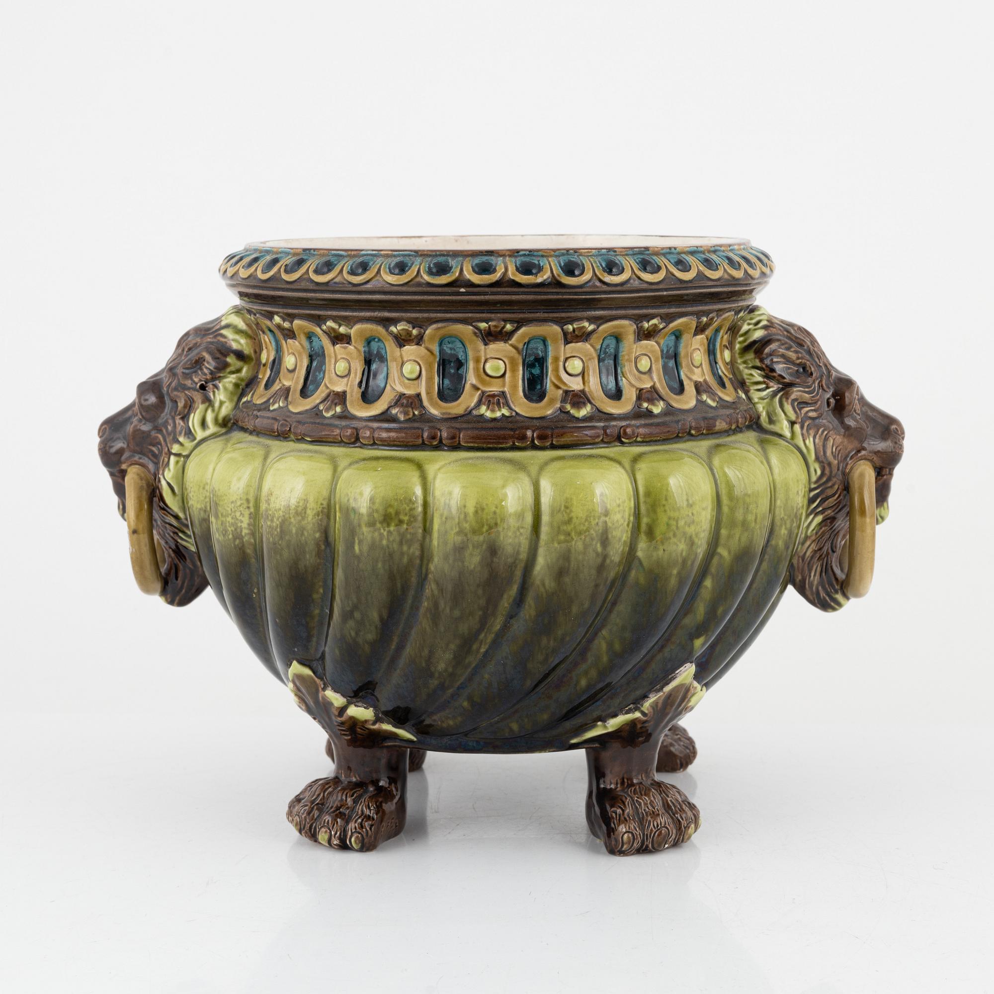 A majolica flower pot, late 19th century.