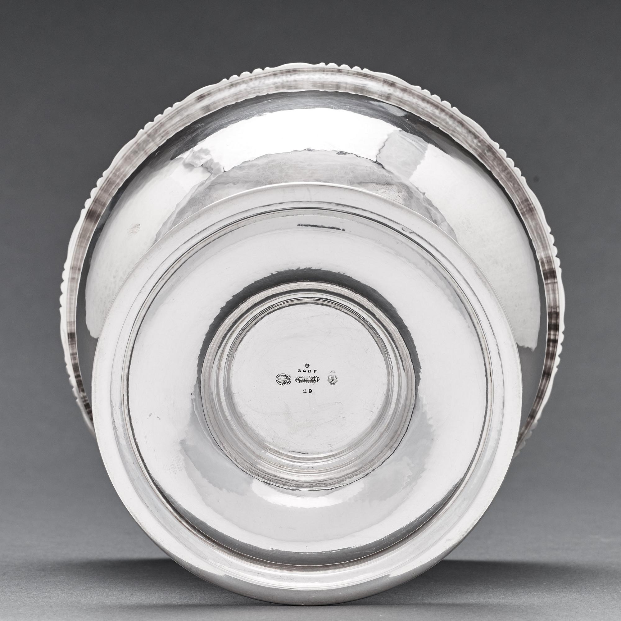 Georg Jensen, skålar 2 st, Köpenhamn  1915-1927 (otydligt), 830/1000 och 925/1000 silver, designnr 19 & 19A.