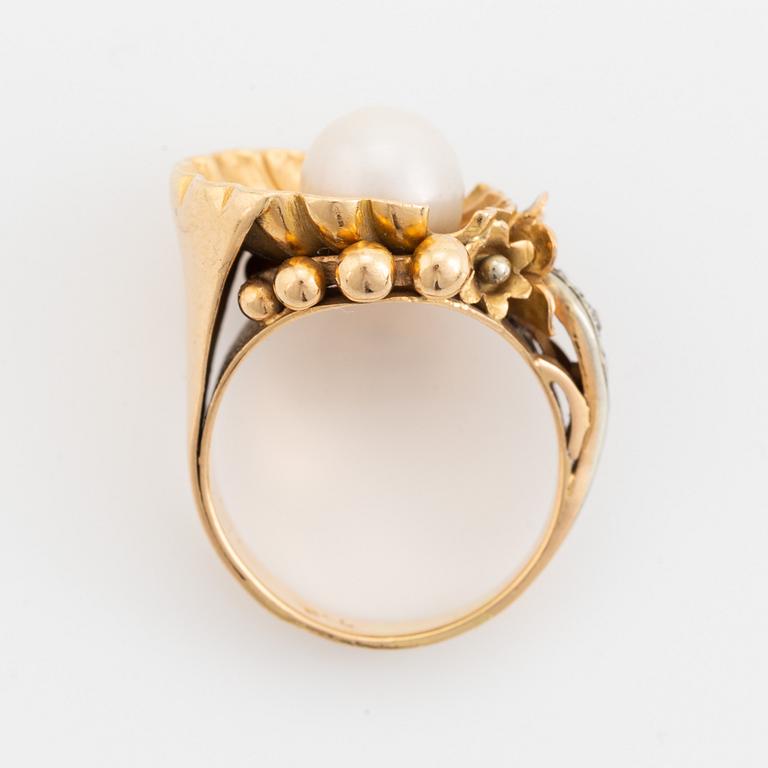 18K gold, pearl and rose cut diamond shell ring.