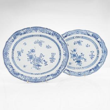 Two serving porcelain dishes, Qing-dynasty, Qianlong 1736-1795. Kina.