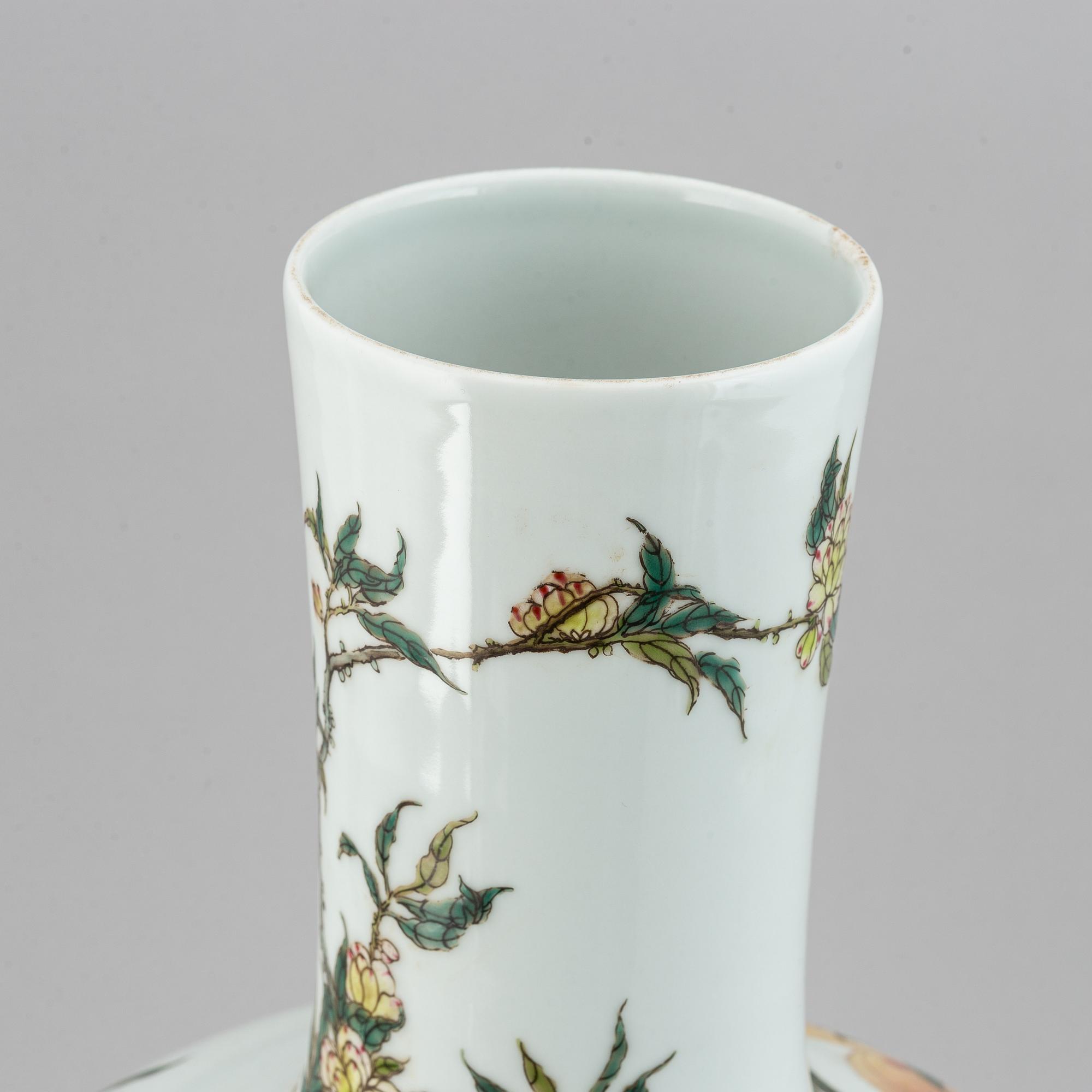 A large Chinese famille rose tianqiuping vase, modern.