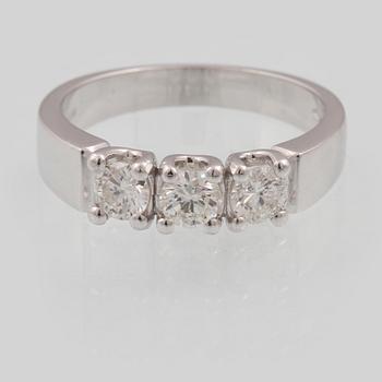 RING, 18K vitguld med 3 briljantslipade diamanter ca 0.68 ct, Milano, Italien. Vikt 4,5 gram.
