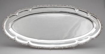 UPPLÄGGNINGSFAT, silver. möjligen Österrike, 1800/1900-tal. Silverhalt 800.  Vikt 1648g.