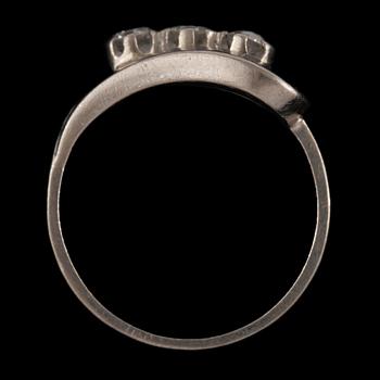 RING, 18k vitguld med 3 fasettslipade diamanter, Sven Linell, Göteborg, 1962. Vikt 3 g.