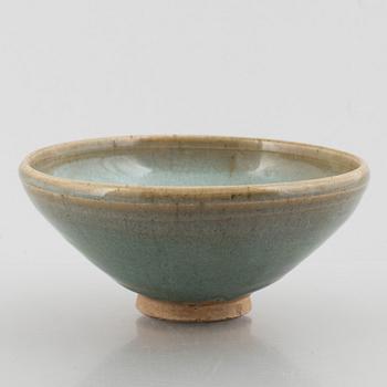 A Junyao glazed bowl. Yuan / Ming dynasty.