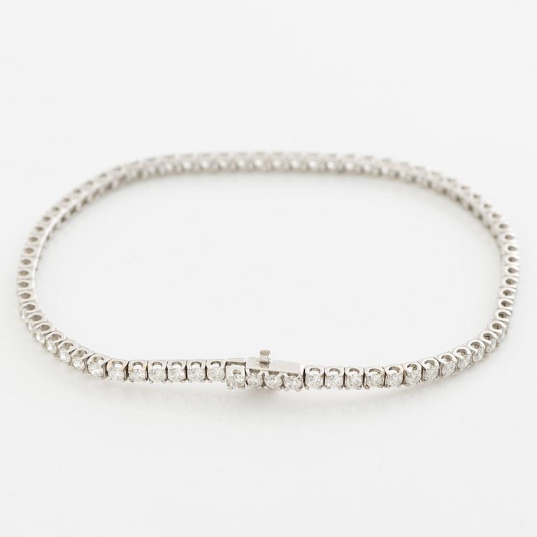 Tennis bracelet in 18K white gold set with brilliant-cut diamonds.