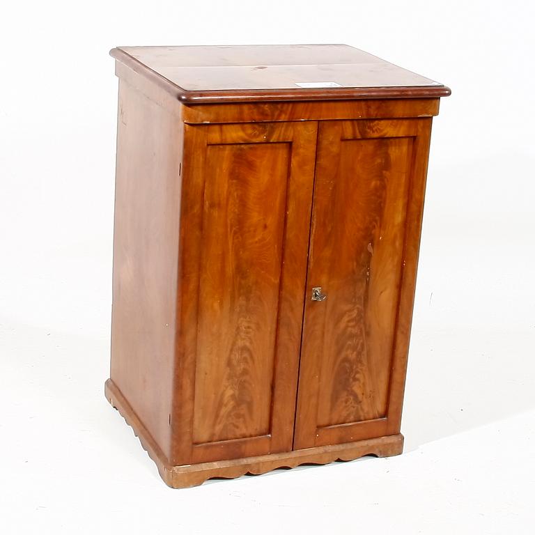 LAVOARSKÅP, senempire, 1800-talets mitt.