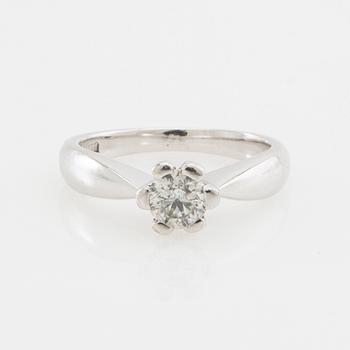 Solitaire ring in 18K white gold with a round brilliant-cut diamond.